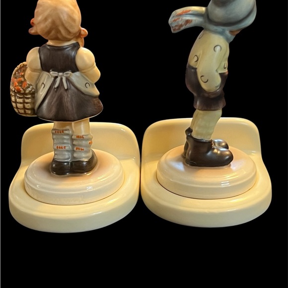 Pair of Hummel place card figurines 3 1/8” - Picture 3 of 5